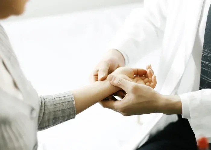 의사가 환자 손목을 진맥하는 모습